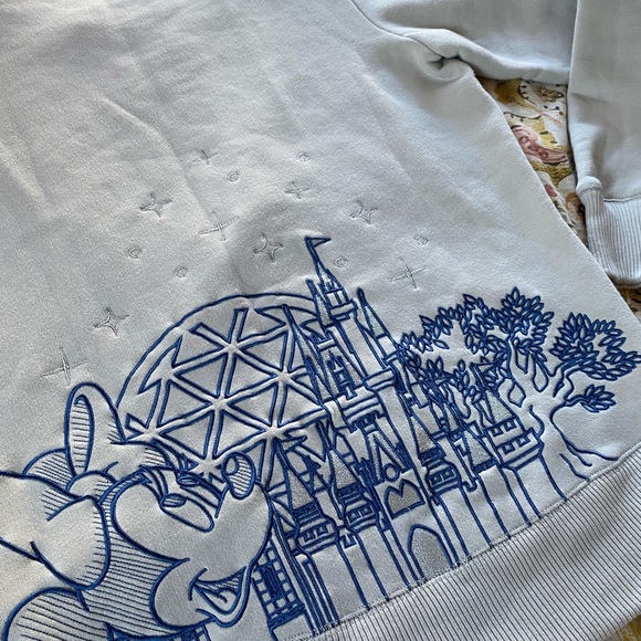 Disney Minnie Mouse 🐭 Large In Size Woman’s Crewneck Amazing back print 🏰 - Picture 3 of 9